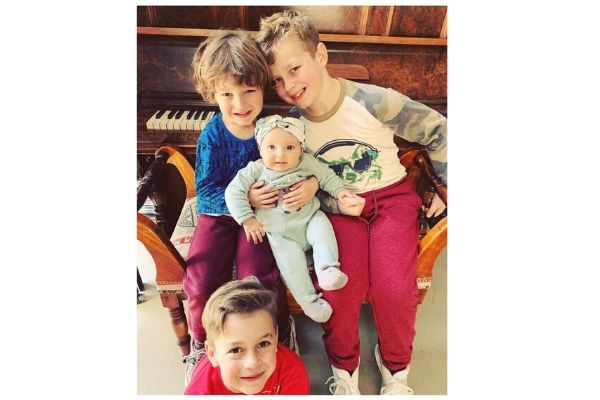 Alette Winckler shares pic of four kids